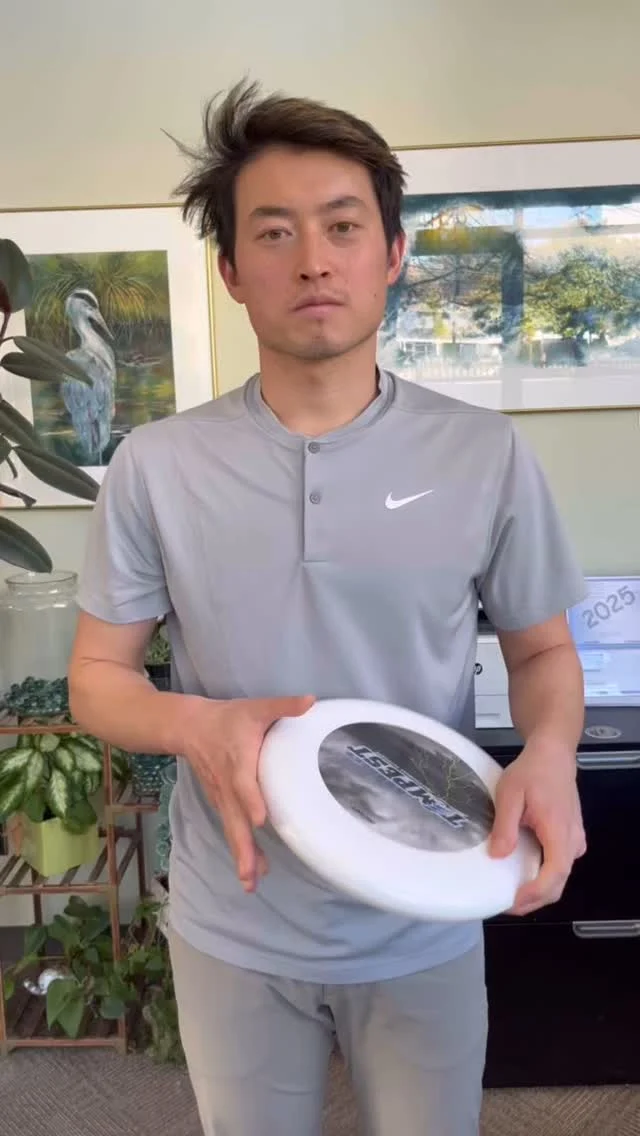 Tommy Li PT, DPT offering up his 3rd installment of disc 💫throwing advice. Maximize wrist motion by using the dart throwing motion. 🎯